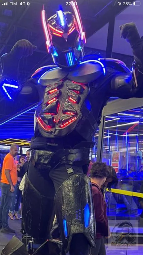 Robô de LED Megatron - trabalho real Fort Music Eventos